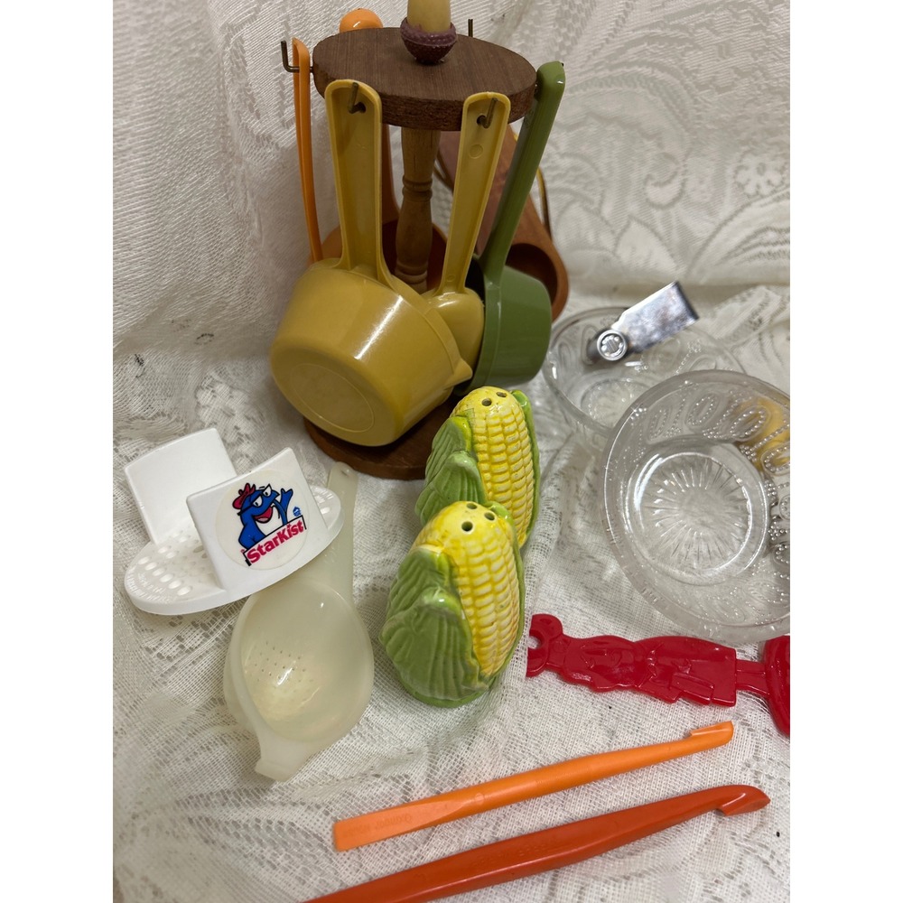 Vintage Kitchen Lot StarKist Tuna Corn S&P Shakers Measuring Cups Retro Kitschy - Picture 3 of 6